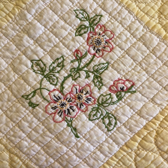 Vintage Embroidered Lightweight Quilt 84”X64” - Picture 3 of 8